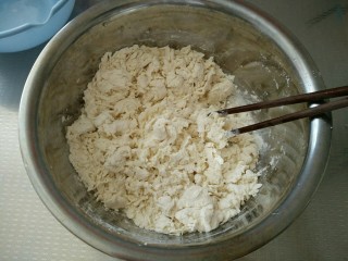 香酥葱花饼,面粉放入盆中，分次加入清水，搅拌成面絮