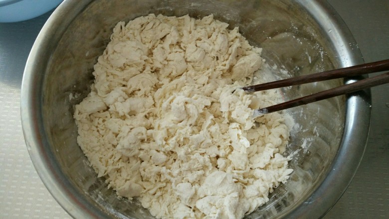 香酥葱花饼,面粉放入盆中，分次加入清水，搅拌成面絮