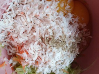 虾皮角瓜胡萝卜丝蛋饼,加虾皮，盐和五香粉，盐不要加多了，虾皮是咸的，少加一点就可以了。