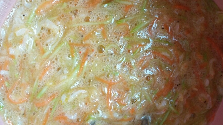 虾皮角瓜胡萝卜丝蛋饼,搅拌均匀