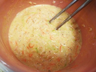 虾皮角瓜胡萝卜丝蛋饼,搅拌均匀，太干就少加一点点水。