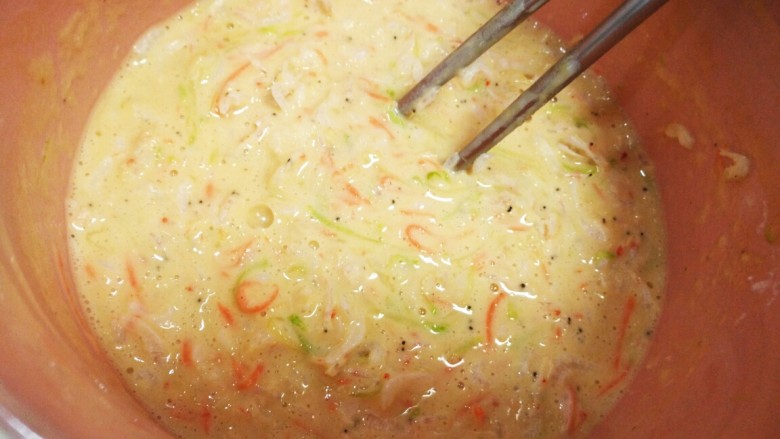 虾皮角瓜胡萝卜丝蛋饼,搅拌均匀，太干就少加一点点水。