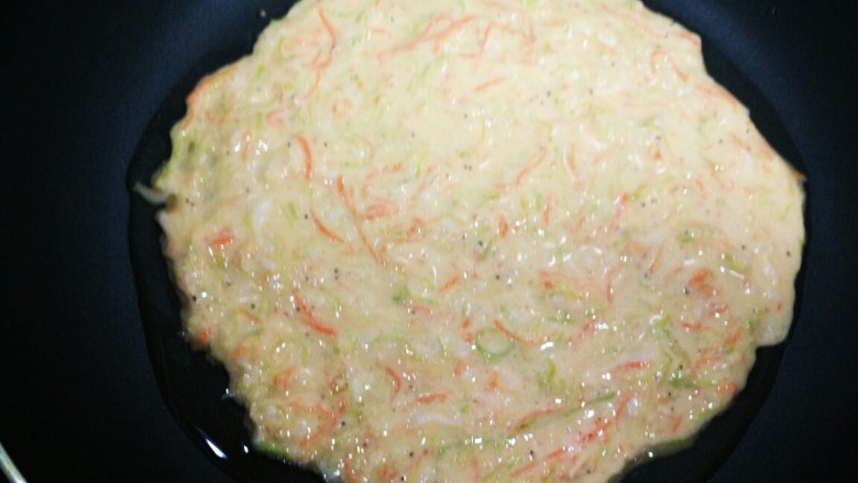虾皮角瓜胡萝卜丝蛋饼,不粘锅加一点点油，小火烙