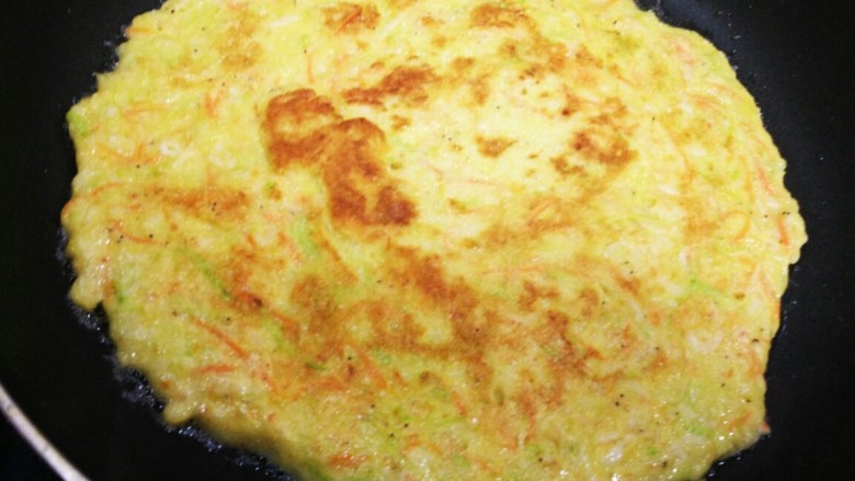 虾皮角瓜胡萝卜丝蛋饼,两面金黄就可以出锅了。
