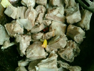 香焖羊排,葱姜蒜，花椒，八角爆锅，然后加入羊排翻炒