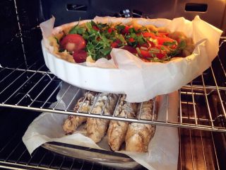 法式西红柿塔,放入烤箱。因为我同时也做了法棍包，所以一起烤。不要在意这些细节。这里我们看塔就好。180度，半小时就好。