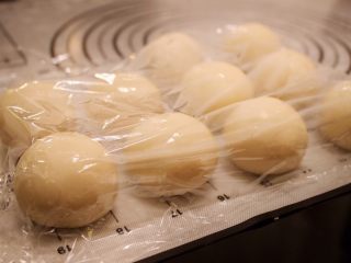 4色蛋黄酥,将水油皮面团平均分成10小份，盖上保鲜膜静置20分钟