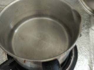 银耳鸡蛋玉米汤,锅内加水先煮开