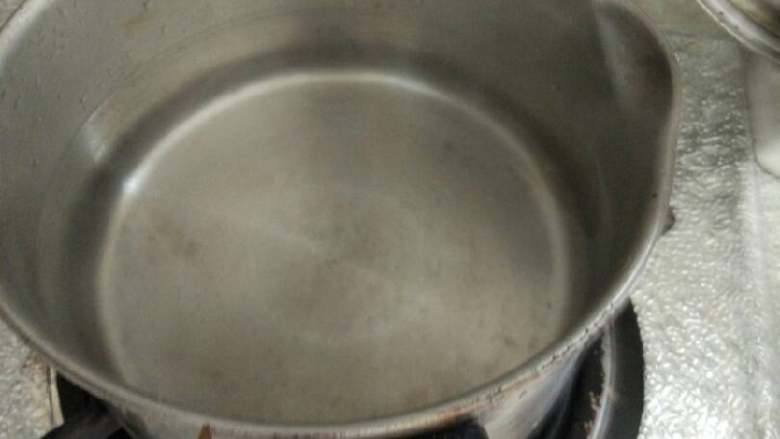 银耳鸡蛋玉米汤,锅内加水先煮开
