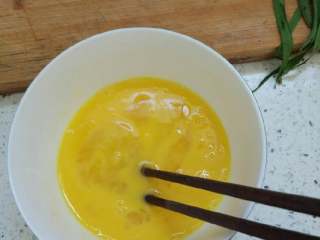 银耳鸡蛋玉米汤,鸡蛋打散，加入一尺白糖，想吃甜可以多放点
