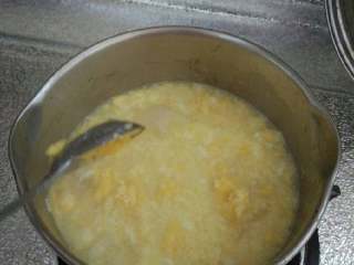 银耳鸡蛋玉米汤,再倒入之前弄好的鸡蛋，糖玉米面搅拌均匀