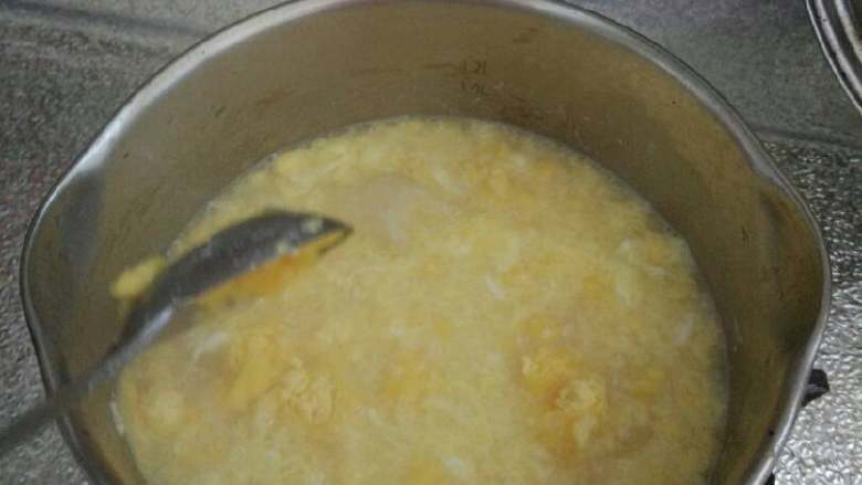 银耳鸡蛋玉米汤,再倒入之前弄好的鸡蛋，糖玉米面搅拌均匀