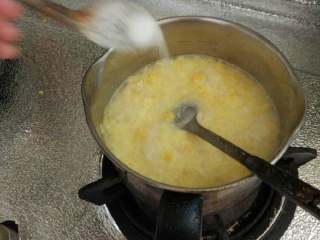 银耳鸡蛋玉米汤,煮沸倒入适量盐搅拌均匀