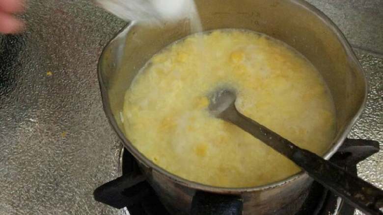 银耳鸡蛋玉米汤,煮沸倒入适量盐搅拌均匀