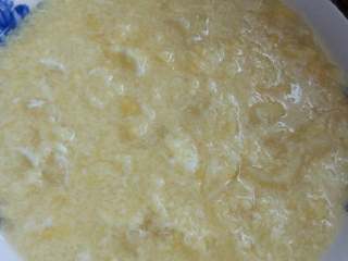 银耳鸡蛋玉米汤,在锅沸腾重出。味道美美哒