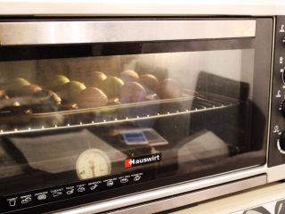 4色蛋黄酥,烤箱预热180度上下火中层30－35分钟
