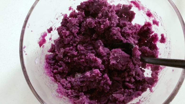 宝宝辅食：芝士焗紫薯-12M ,将蒸好的紫薯取出，加入少许细砂糖，用叉子压成泥。