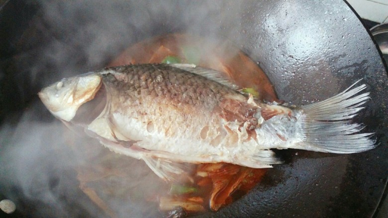 ≈红烧鲫鱼≈,接着放入煎好的鱼，大火煮开