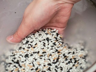 糯米烧卖,提前10小时将白糯米和黑米浸泡，笼屉上铺干净纱布或蒸笼布，将泡好的米放入。
