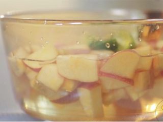 梨漫香汁&橙香满园&苹果乐园,往锅里倒入500ml水，加入苹果和青桔加热