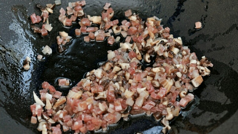 糯米烧卖,锅中油热后加火腿和香菇爆香。