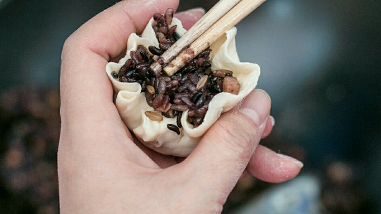 糯米烧卖,将糯米饭放入面皮，用筷子压实一下，靠近收口处捏紧，口不要完全封住。