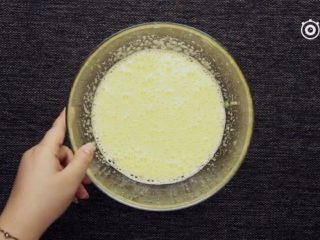 玛芬蛋糕,鸡蛋液145g,白砂糖108g,盐2g,混合在一起搅拌均匀