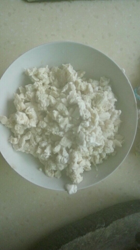 鸡米芽菜,呈白色。