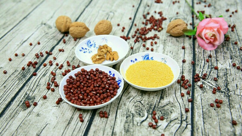 红豆小米糊的简单做法,将需要的所有材料备好。
