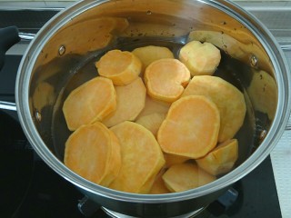 香软红薯丸,切好的红薯放入锅内，加水，水没过红薯就行