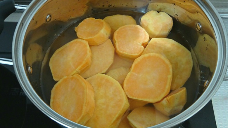 香软红薯丸,切好的红薯放入锅内，加水，水没过红薯就行