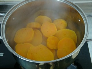 香软红薯丸,大火烧开，煮至红薯软烂即可（用筷子扎一下红薯，可以轻松扎透就表示可以了）