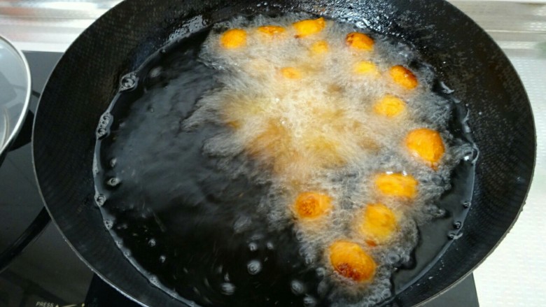 香软红薯丸,待丸子都浮起来，变成金黄色后，就可以捞了
