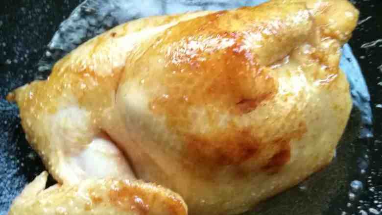 酱油鸡,鸡煎成金黄色，就把第一步的酱汁倒入，大火烧开，改为小火，盖上锅盖焖25分钟，具体时间要看鸡的大小来定。