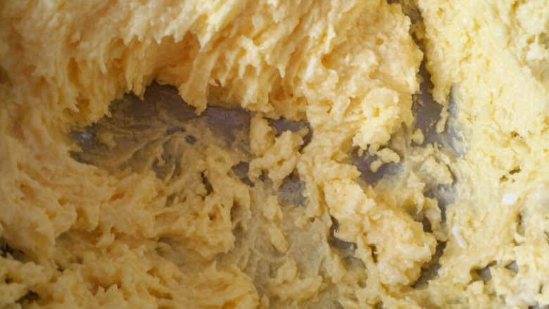奶油曲奇饼干,最后筛入低粉，用刮刀翻拌均匀。