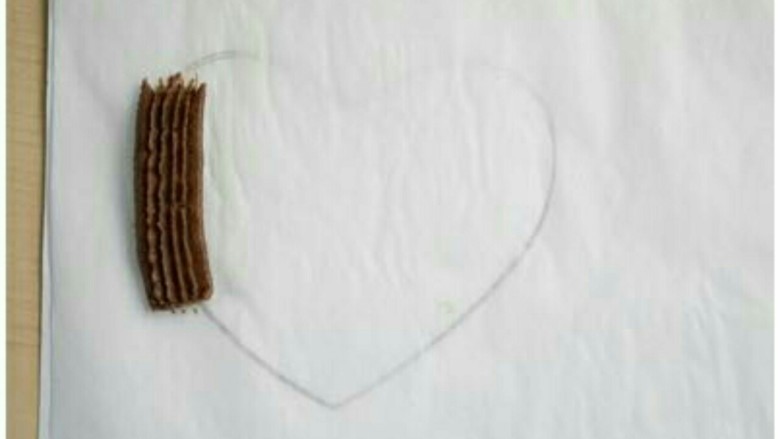 心形巧克力编织饼干,7：再盖上烘焙纸，从左边开始挤上面糊。
