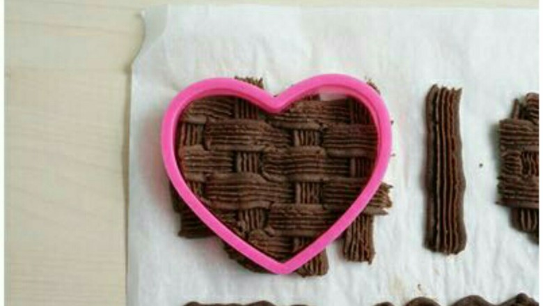 心形巧克力编织饼干,１０：放入冰箱冷冻库冷冻30分钟。
