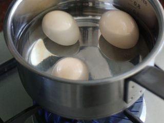 滋补甜汤——黑豆红糖炖蛋,鸡蛋放入厚底奶锅里，加入适量水，中小火煮至微沸，关火，盖上盖子焖