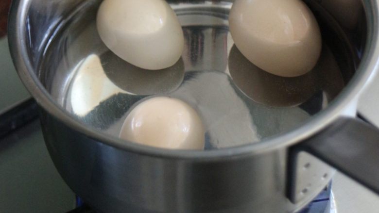 滋补甜汤——黑豆红糖炖蛋,鸡蛋放入厚底奶锅里，加入适量水，中小火煮至微沸，关火，盖上盖子焖