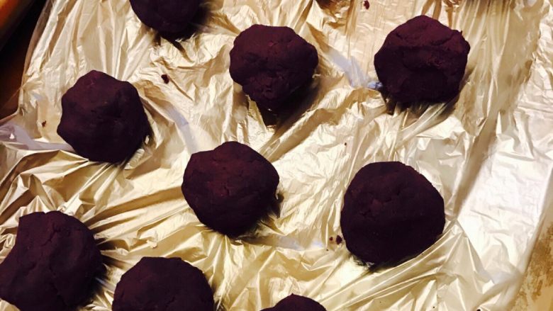 香脆可口的紫薯酥,5.醒面的过程中可以把紫薯馅搓成小面团放一边备用