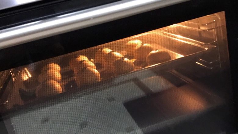 香脆可口的紫薯酥,8.刷鸡蛋液的时候就可以开烤箱预热，180度20分钟