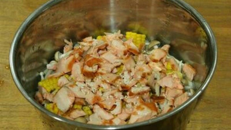 洋葱鲑鱼炒饭, 将作法2的食材均匀铺在白米上,内锅移置蒸架上, 外锅一杯水, 按下炊饭键至跳起