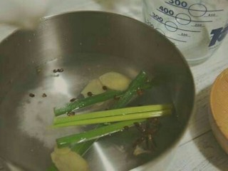 东北酸菜白肉锅,加入葱一根(段)、四姜片、八角、花椒、水