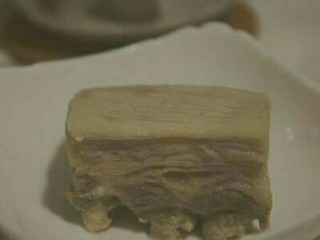 东北酸菜白肉锅,熟透的猪肉块取出，放凉备切