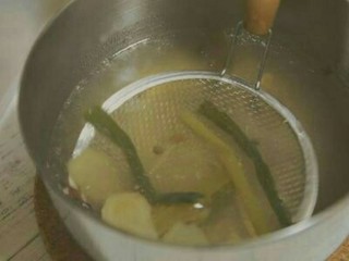 东北酸菜白肉锅,高汤中捞去辛香料