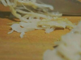 东北酸菜白肉锅,酸白菜切丝 (不喜太酸可切细丝)