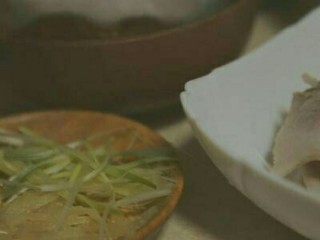 东北酸菜白肉锅,半根葱切丝、二片姜切丝