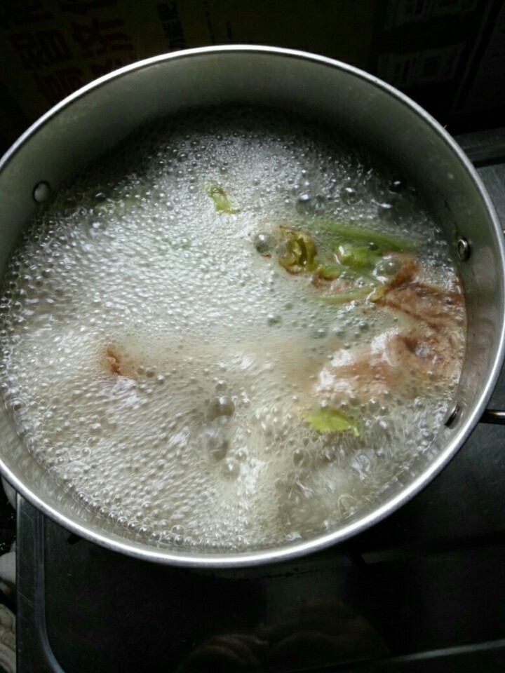 牛骨汤,烧开后，把血沫去倒，把醋加入，转小火煮2小时。