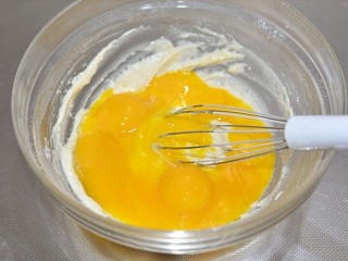 香葱肉松戚风,加入蛋黄搅拌均匀。
