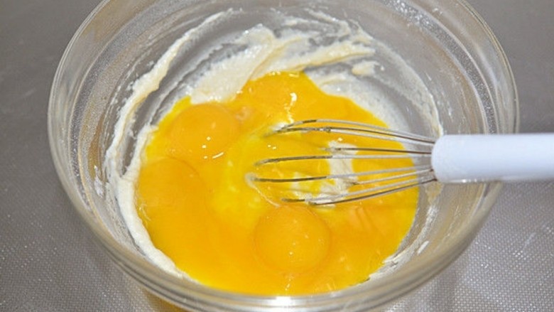 香葱肉松戚风,加入蛋黄搅拌均匀。
